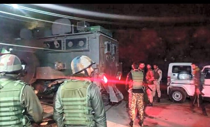 Rahulyadav9491's tweet photo. #BreakingNews  🚨

जम्मू #Kashmir  गंदेरबल के #Gagangir  में एक निर्माण स्थल पर आतंकवादियों द्वारा की गई गोलीबारी में एक डॉक्टर और 5 प्रवासी श्रमिकों की मौत हो गई।

निर्दोष लोगों की जान गई है, बल्कि इसका उद्देश्य भय और अराजकता पैदा करना है। 

#gagangir
#terrorattack https://t.co/AFDZtDR6Db