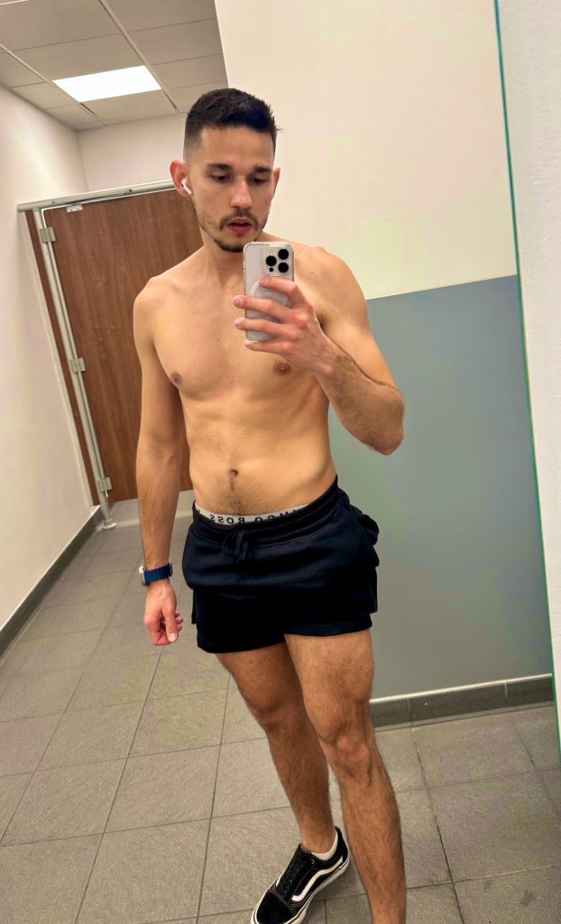eduu_uk's tweet photo. Leg day #SundayGains #workout https://t.co/4cTrCKUQJh