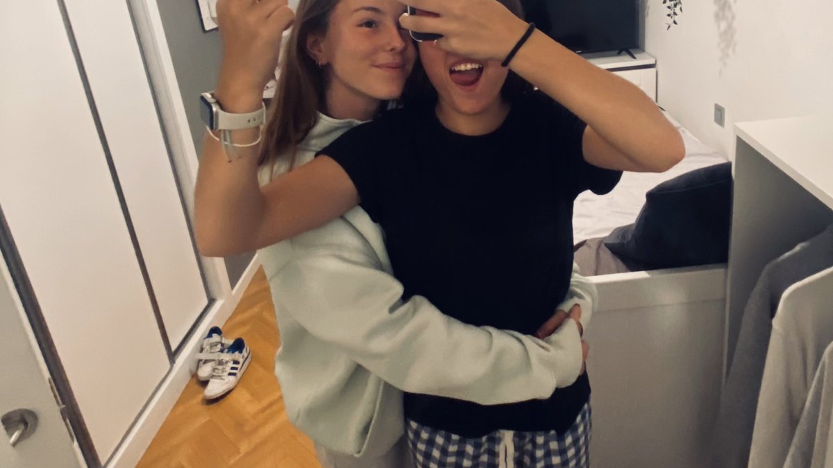 leirechula's tweet photo. hace 10 meses que conocí en una cola de una firma a la que ahora es el amor de mi vida💌💐⭐️👩🏼‍❤️‍💋‍👩🏽🌷masterminds https://t.co/Gy7abgaWiA