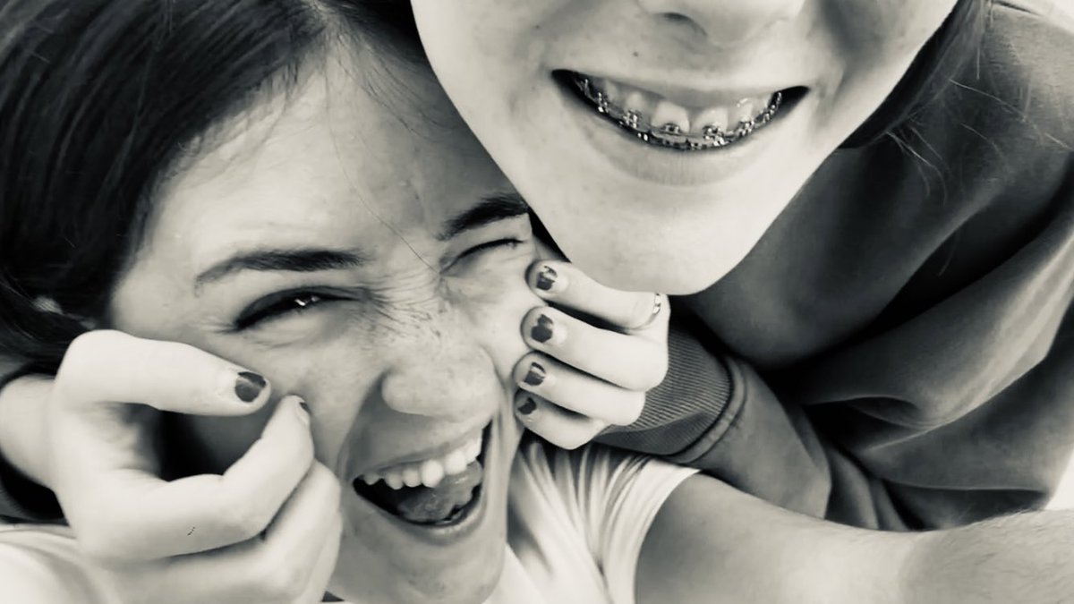 leirechula's tweet photo. hace 10 meses que conocí en una cola de una firma a la que ahora es el amor de mi vida💌💐⭐️👩🏼‍❤️‍💋‍👩🏽🌷masterminds https://t.co/Gy7abgaWiA