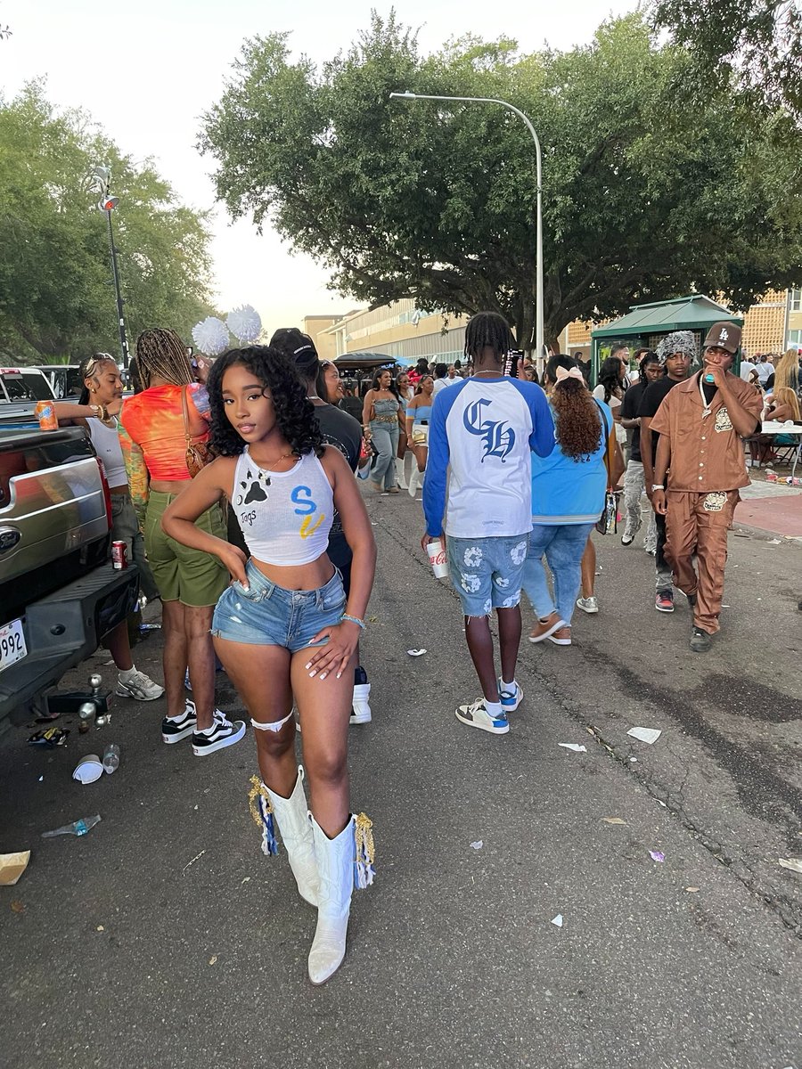 Kdastylist1's tweet photo. Southern 🔔 🩵💛 #shedoesntevengohere https://t.co/OpijLwATnI