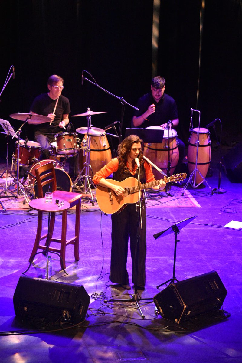 carolinachapper's tweet photo. @ladiaria No tengo palabras para contarles lo que fue la noche de ayer en el teatro.
Una noche llena de hermosas canciones , llena de Malena y de historias que la unen a su San José natal. Hubo conexión, magia con todos los que allí estábamos.
Gracias @MalenaMuyala y su banda! https://t.co/xw2wsYwjMH