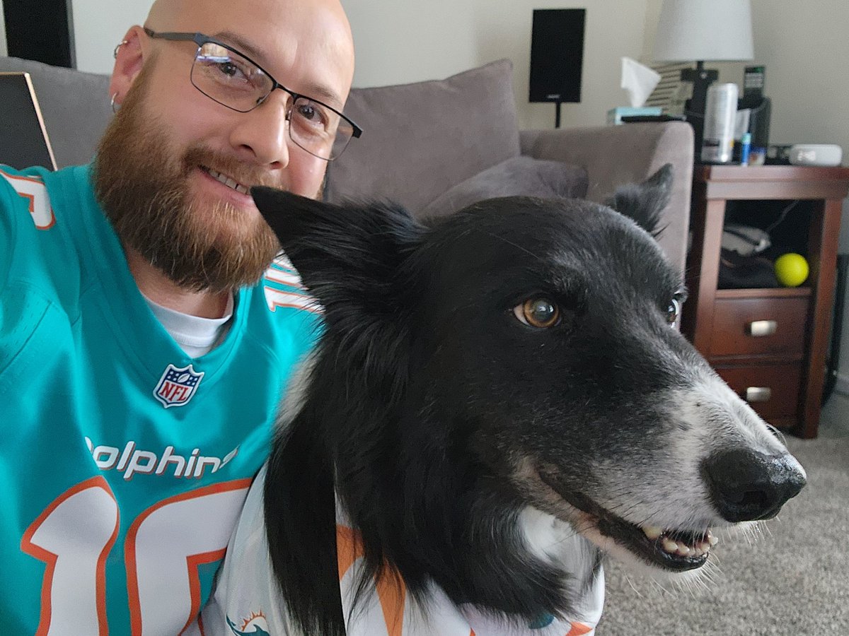 ottomatic414's tweet photo. @Elen1013 So hard to get a good pic with your dog in their jersey https://t.co/15GFzf7KOQ