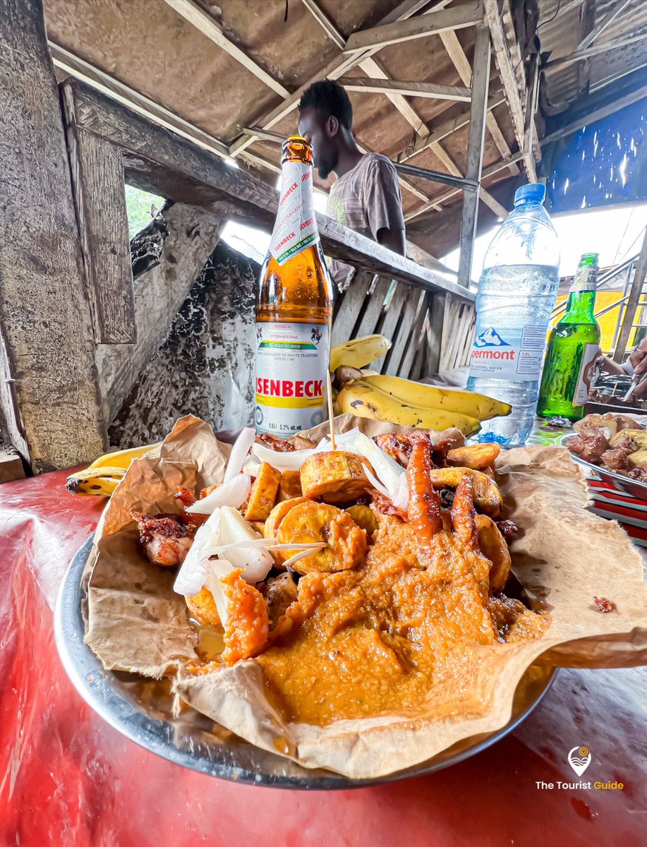 TheTouristG_'s tweet photo. Explorer le Cameroun, c’est aussi savourer sa street food riche et variée 🌍🍍. De Penja à d’autres villes, chaque bouchée raconte une histoire 🥘🍌. Une expérience culinaire inoubliable !
#StreetFoodCameroun #VoyageGourmand #TheTouristGuide #DécouverteCameroun #Penja https://t.co/bhRt0VWX9i