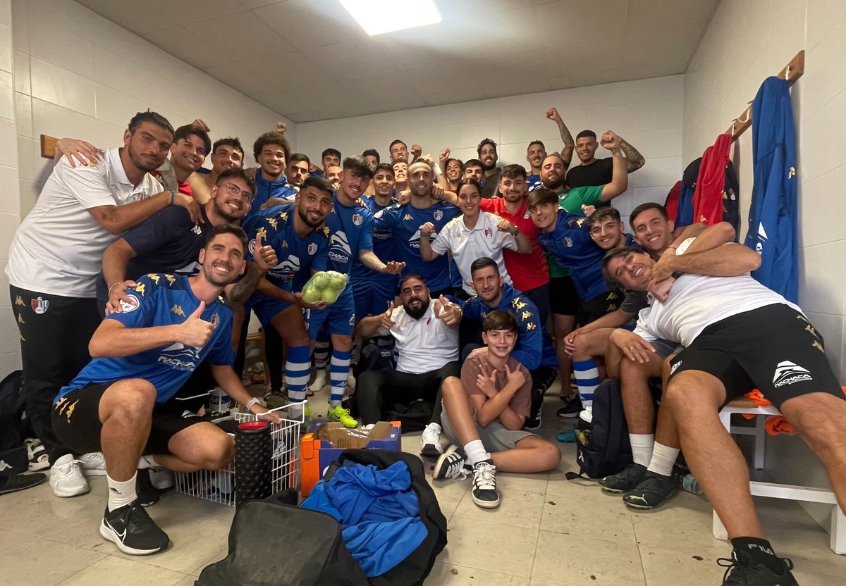 EQUIPAZO! Victoria de equipo, aquí no se rinde nadie 🍍❤️🤍💙⚽️ <a href="/ArenasOficial/">Arenas Armilla CyD</a>