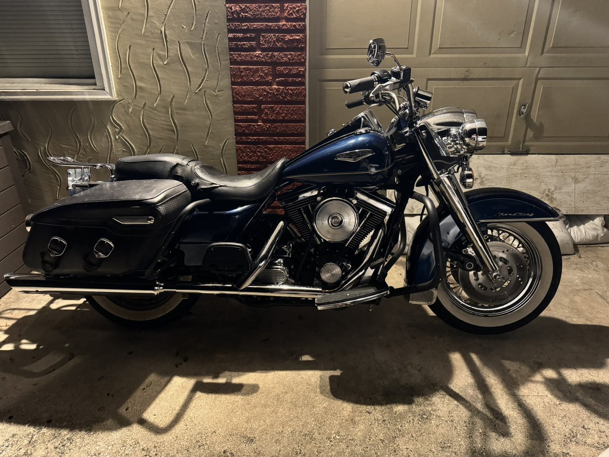 coldbrew_drew's tweet photo. @Adiofreak I like the color! I really want a street glide but I’ll stick with my 1998 Road King Classic for now https://t.co/3iyP9X1Ulh