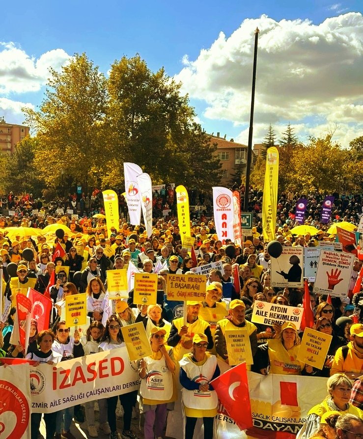 mrtylmz1972's tweet photo. BU DAHA BAŞLANGIÇ...

Sağlıkta şiddet sona erene kadar 
Aile hekimleri ve aile sağlığı ebe hemşirelerinin özlük hakları düzenlene kadar
Meslek itibarlarımızı yeniden kazanacağımız Aile Hekimliği mevzuatı oluşturulana kadar 

MEYDANLARI GÜNEŞİN RENGİNE BOYAMAYA DEVAM EDECEĞİZ! https://t.co/oWOAH2EL4q