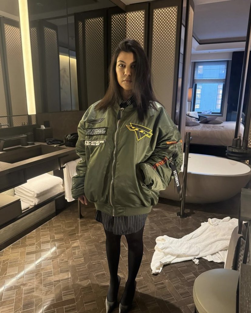 KardaArchive's tweet photo. 🪐🎃it’s october for kourtney https://t.co/ZJxmk91sMK