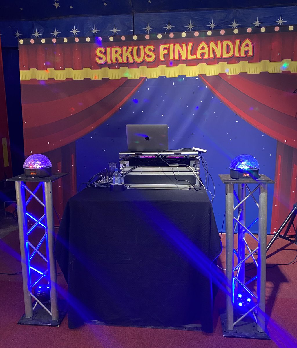 klasuLindholm's tweet photo. Sirkus on kaupungissa ja pellet paikalla. Biisejä jonoon henksulle. #sirkusfinlandia #sunnarit https://t.co/r9Zt7mGHzQ