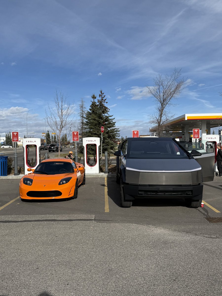 New and old 2010 #teslaroadster and #tesla 2024 #cybertruck #ev #electriccar #electricvehicle #yyctesla <a href="/CernBasher/">Cern Basher</a>