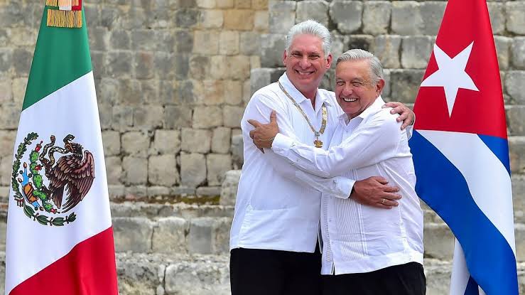 EmilioVallejoRL's tweet photo. ¿Qué crees? En tu Unidad de Medicina Familiar no hay Diclofenaco, pero el Gobierno de @Claudiashein anunció que financiará con $20 mil MDD y la construcción de una refinería a la dictadura castro-chavista de Cuba; un régimen parásito que sobrevive a punta de exprimir países libres como México y Venezuela financiado a narco-partidos tipo MORENA o el PSUV, cuyo objetivo es capturar el poder en sus naciones y servir de estados satélite de Cuba.

Urge sofocar por la vía armada a esa criminal dictadura comunista y con ello librar a América Latina de ese cáncer que envenena a nuestros países.