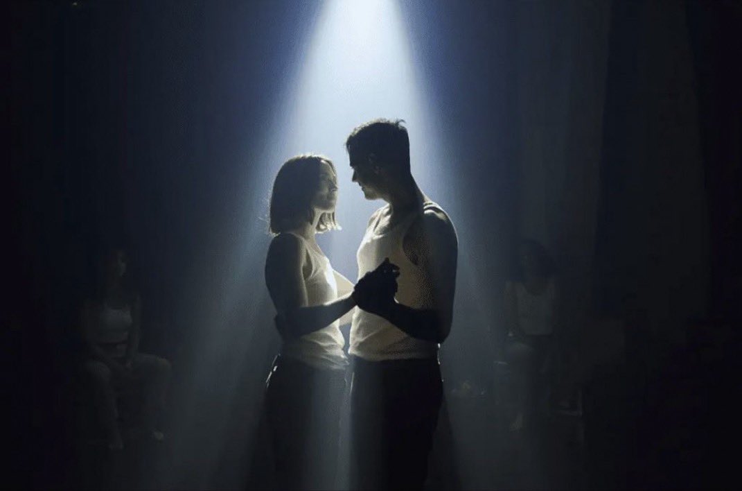 La nova versió de ‘Bodas de sangre’🩸de Lorca al <a href="/teatreakademia/">Teatre Akadèmia</a> <a href="/projecteingenu/">projecteingenu</a> <a href="/MarcChornet/">Marc Chornet Artells</a> és 100% intimista, poètica i carregada de sensibilitat.L’espai sonor, la música, la llum i el moviment composen l’escena com un personatge més. Una obra totalment diferent a l’anterior.