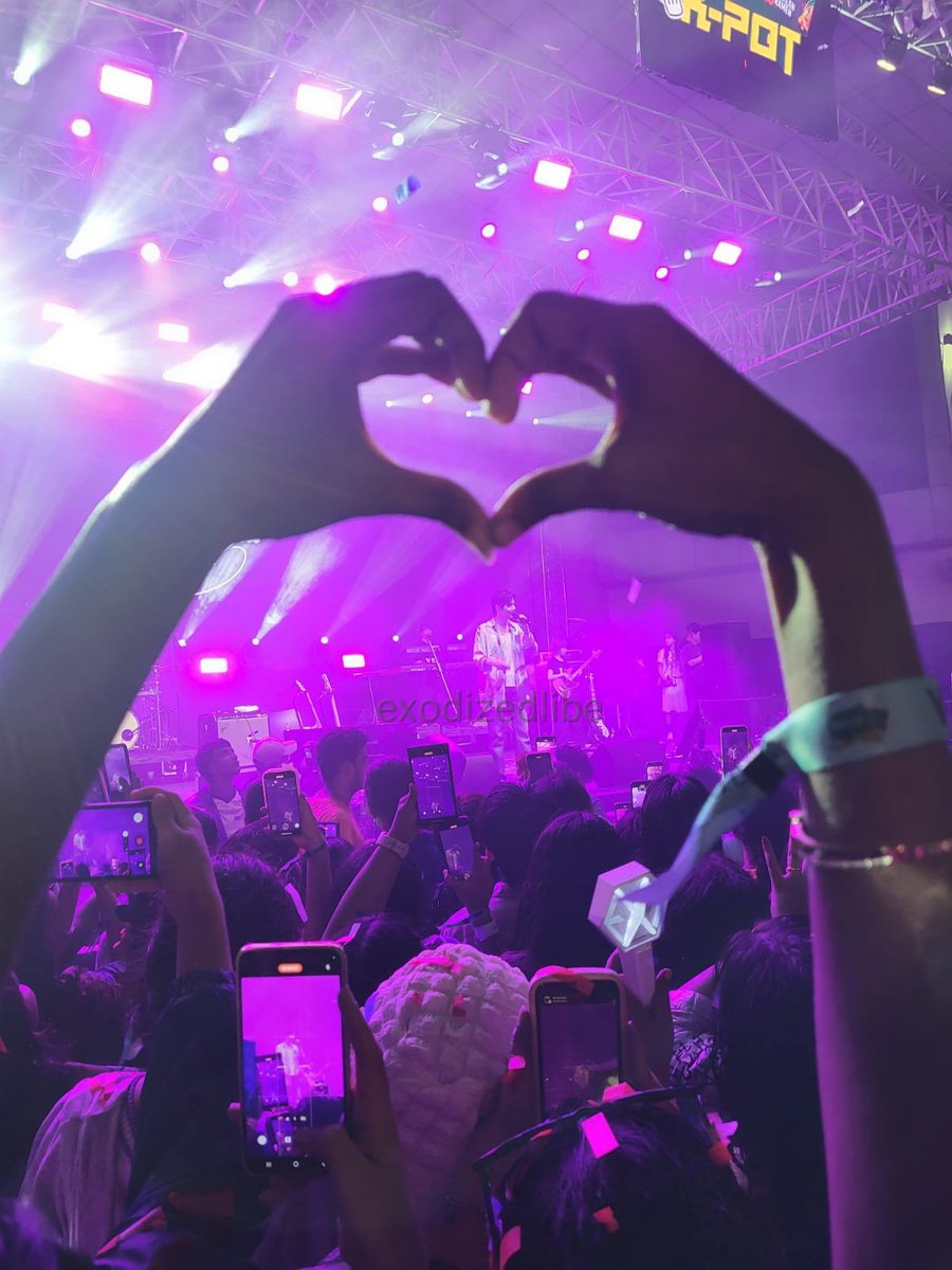 exodizedlibe's tweet image. I saw suho with my own eyes, listened to him singing live, my baby exo-l dream came true, had a blast with the gang, one of the happiest days in my exo-l life 🤍👉