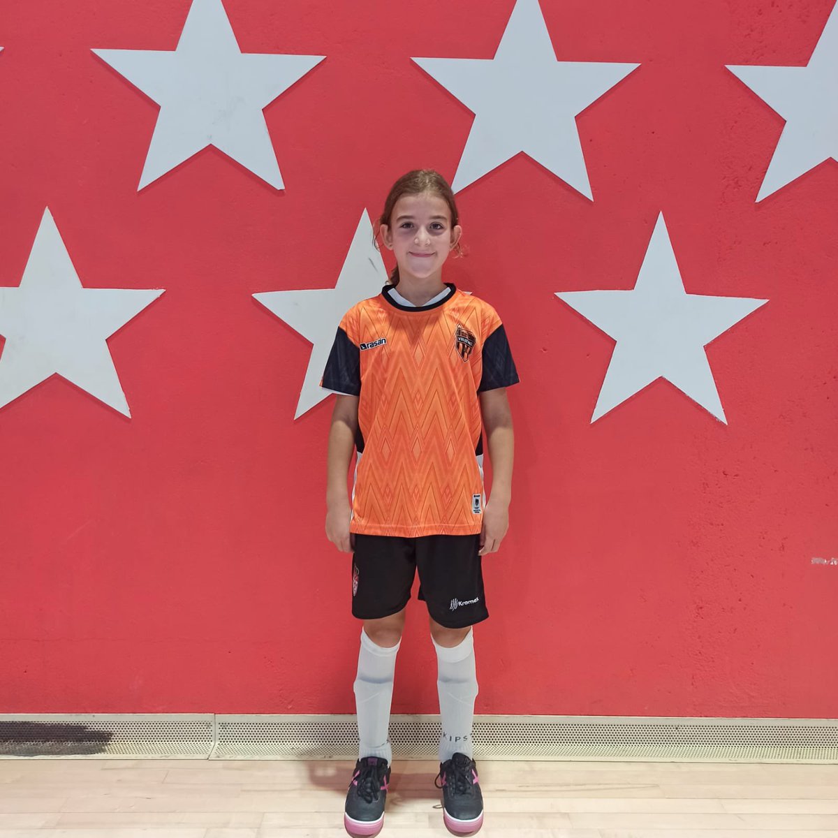 valderas_fs's tweet photo. SELECCIÓN |

📸 Foto preciosa que nos llega de nuestra jugadora Alicia Corrales vestida con la ropa de la selección tras su primera sesion con la sub-9 femenina.
 @rffm_futbolsala 

¡Enhorabuena por la convocatoria, sigue disfrutando de esa manera! 🧡🖤

#VamosMiValderas https://t.co/PGjBc11Y8Y