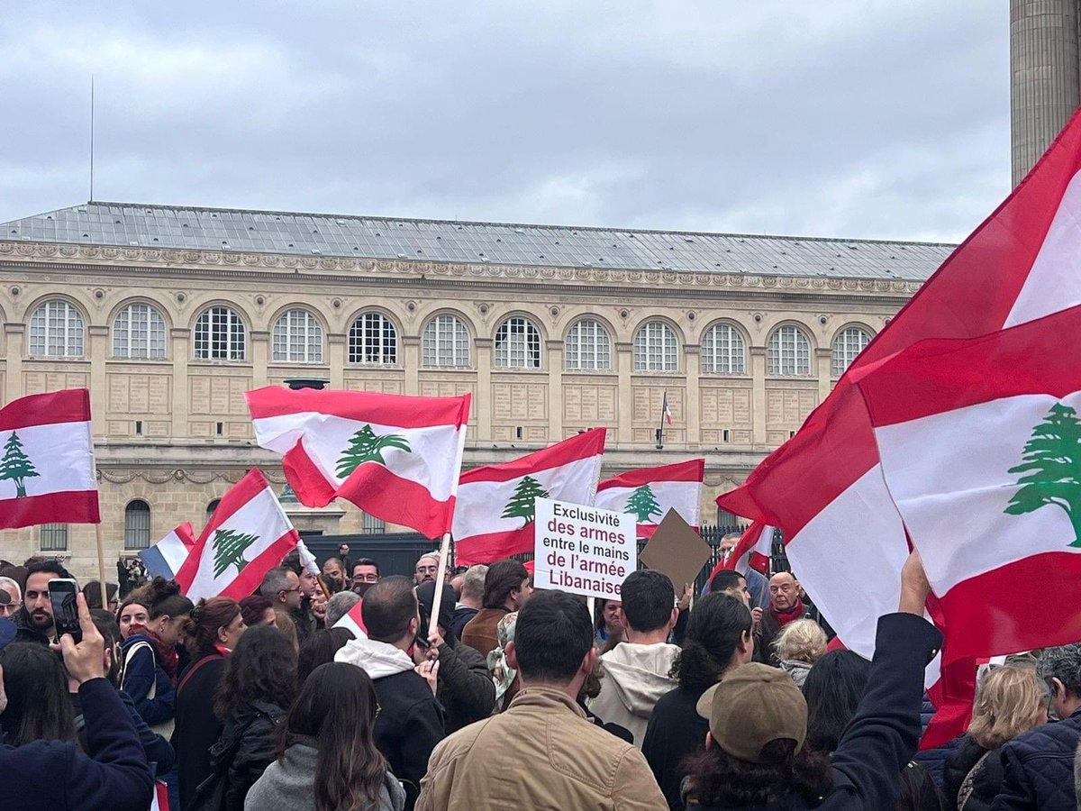 ElieElHayek4's tweet photo. @BFMTV Voilà une manifestation pour le Liban avec uniquement des drapeaux Libanais , et des revendications claires de souveraineté de l’état Libanais sur son territoire… tout le reste ce n’est que des des manifestations qui se cachent derrière le Liban pour soutenir le terrorisme https://t.co/zylu32017V