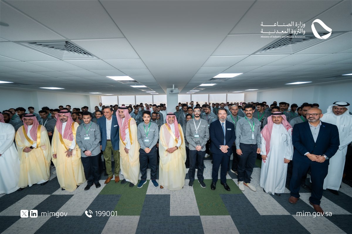 دشّن معالي مساعد وزير #الصناعة_والثروة_المعدنية للتخطيط والتطوير د. عبد الله الأحمري مقر الأكاديمية الوطنية للسيارات والمركبات في محافظة جدة؛ للبدء في البرامج التدريبية بدبلوم في تقنية صناعة السيارات الكهربائية، ودبلوم في خدمة السيارات الكهربائية بالتعاون مع شركتي لوسيد وسير.