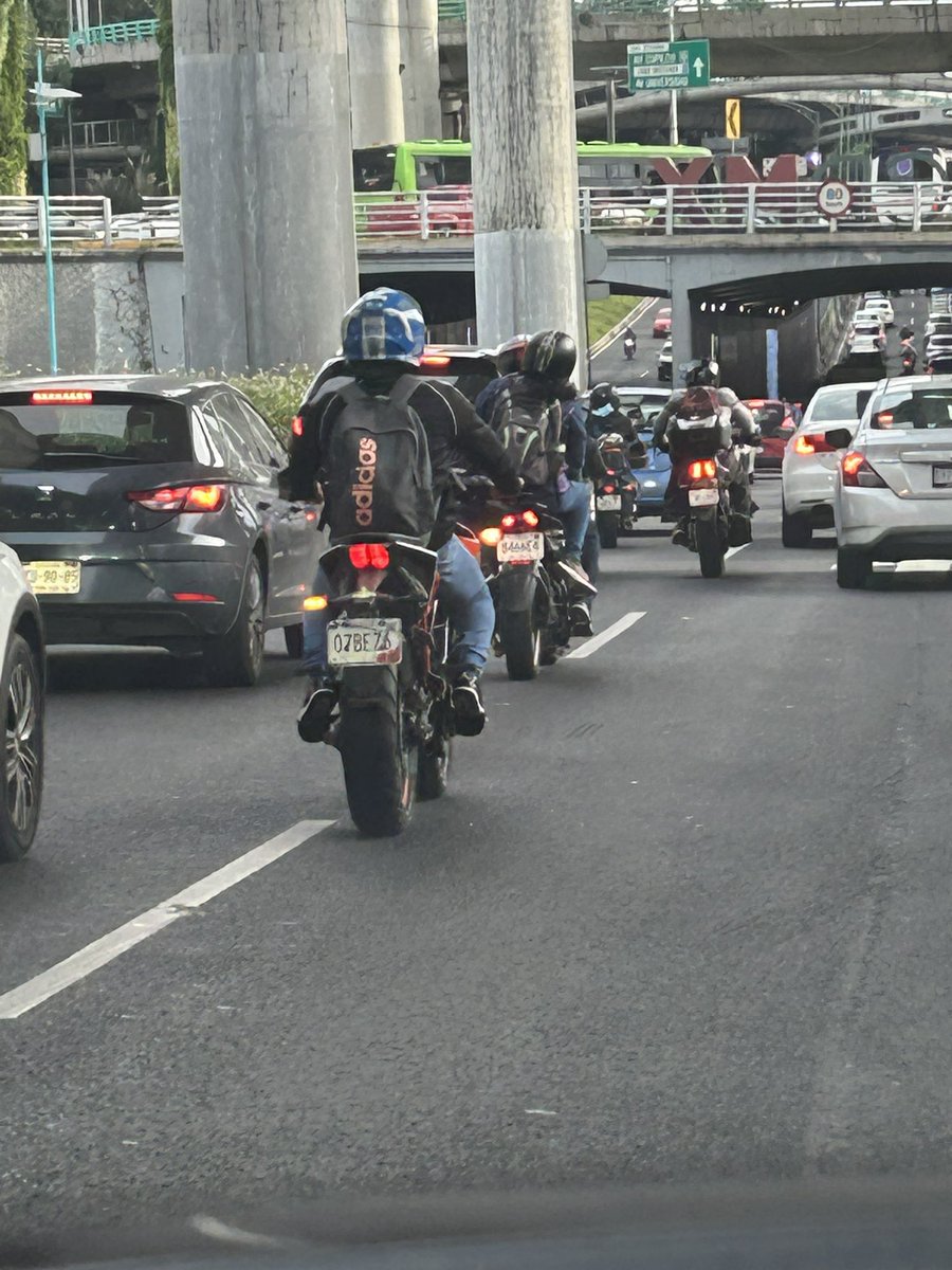 <a href="/TlalpanVecinos/">Tlalpan Vecinos</a> Los motociclistas son una amenaza. Se creen dueños de la calle. Si no los dejas pasar se la pasan tocándote su claxon y se enojan si no lo haces. Se meten por donde quiera y en los embotellamientos en el periférico se meten entre los carriles. ¡Aguas! Si les pegas, tú pagas.
