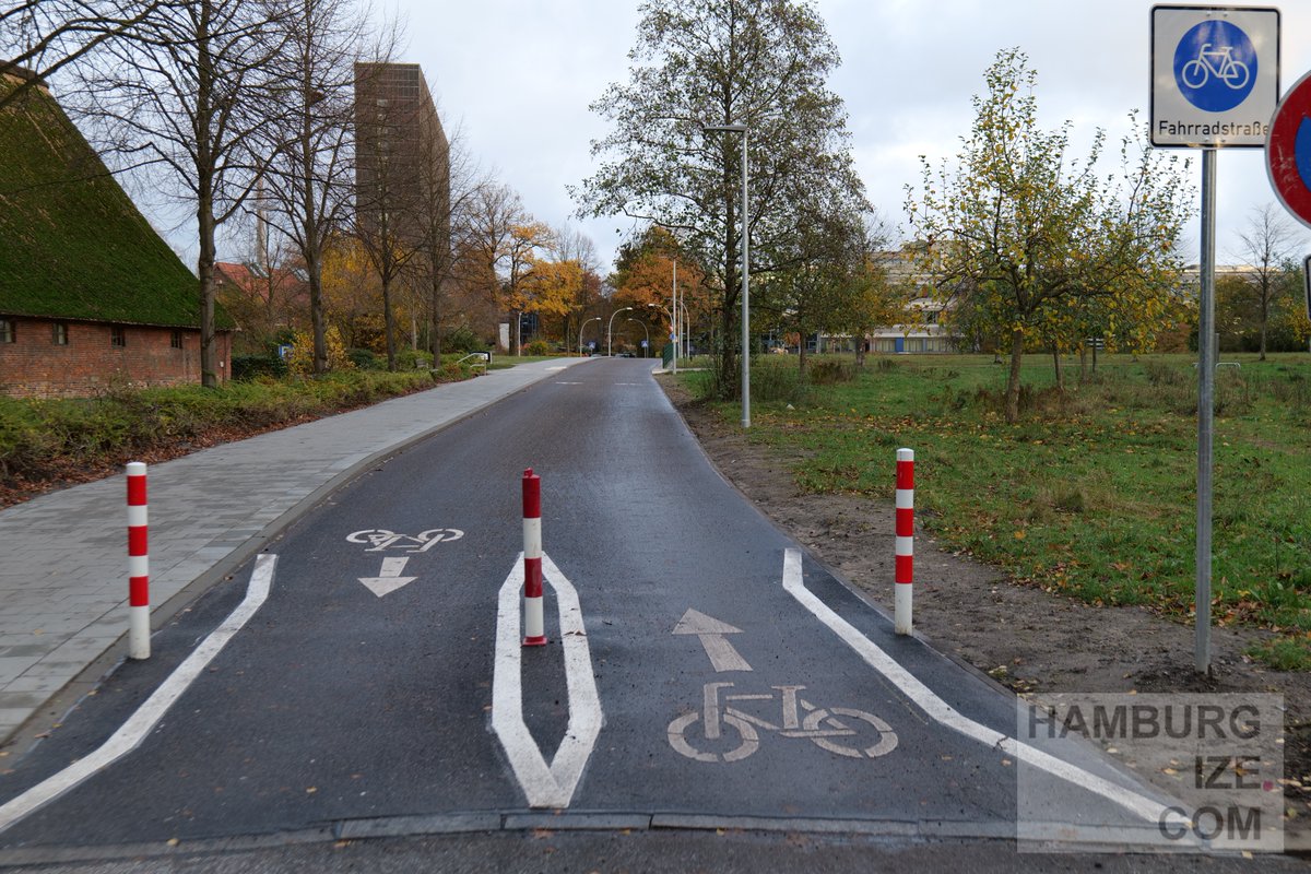 <a href="/radverkehr/">Radverkehr</a> mWn die einzige echte Fahrradstraße in Hamburg; Auch eher ein Radweg und nur sehr kurz, aber immerhin. Agathe-Lasch-Weg, Othmarschen