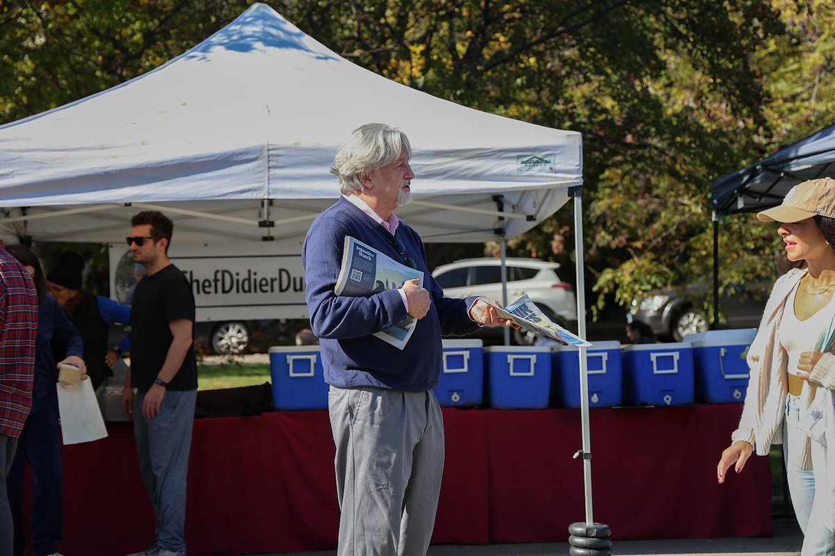 🗞️  We handed out 550 copies of our judicial election guide today at the Logan Square Farmers Market. If you missed us today, we'll be back again next Sunday (10/27). Plus, check out this map to find a print copy near you 🗺️ google.com/maps/d/u/0/vie…