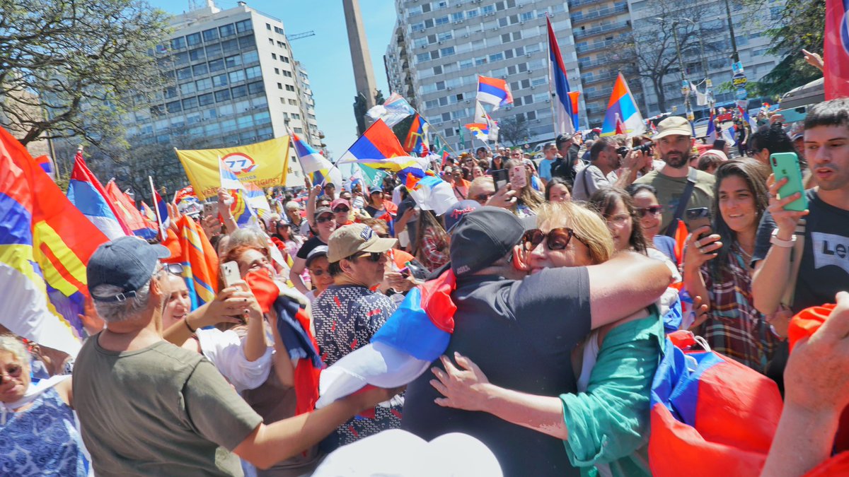 CosseCarolina's tweet photo. Impresionante la caravana organizada por el @Frente_Amplio   Verdaderamente emocionante. 
A remontar los sueños.
Hay que seguir. https://t.co/b7QS5QQrVA