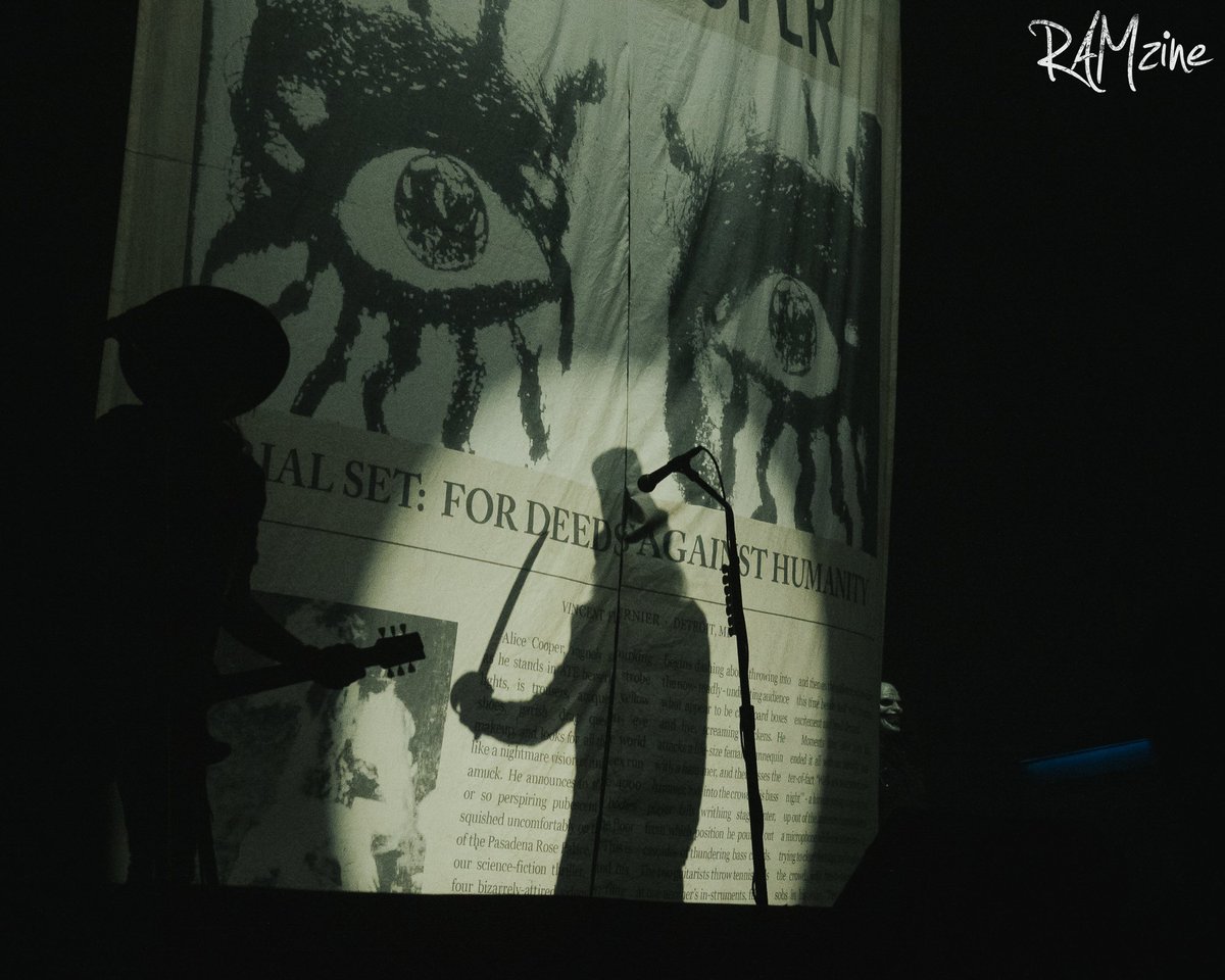 RAM_zine's tweet image. 🌟 From his iconic top hat and cane to jaw-dropping set designs, @alicecooper performance is as much about visuals as it is about music!
With support from @ScreamOfficial and @TheMeffs!
ramzine.co.uk/featured/alice…
#StageDesign #rocknroll #AliceCooper #nitastrauss
📷: @_clickclickbang