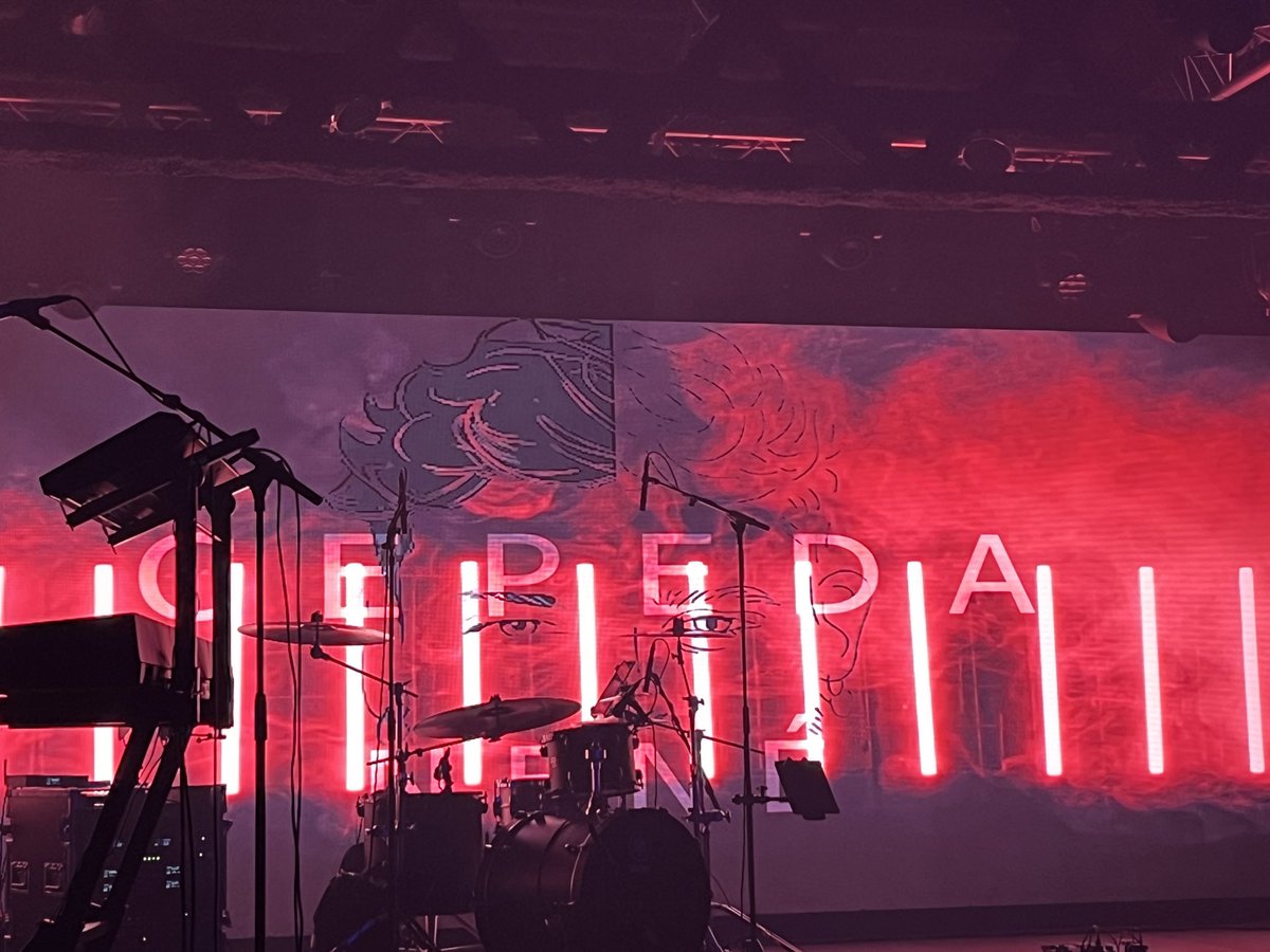 REMrfmm's tweet photo. El principio del concierto 
¿ Las barras son una jaula, que desaparece y ahí está tu corazón?

https://t.co/duJ7rQw6es https://t.co/3U4KPF90UR