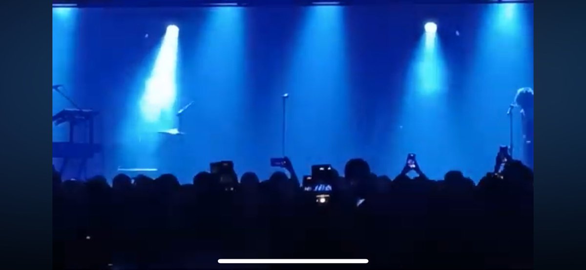 REMrfmm's tweet photo. El principio del concierto 
¿ Las barras son una jaula, que desaparece y ahí está tu corazón?

https://t.co/duJ7rQw6es https://t.co/3U4KPF90UR
