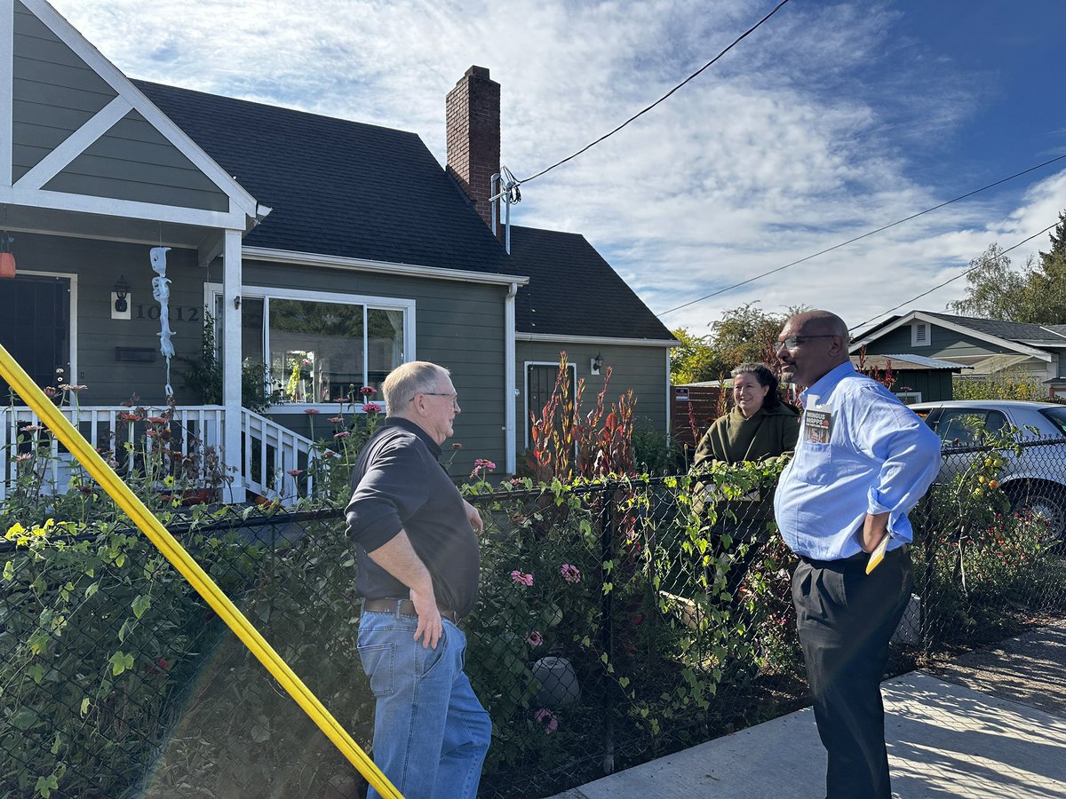 MingusMapps4PDX's tweet photo. We are out on the streets in Lents today connecting with Portlanders about what they want to see in Portland’s future. #mayormapps #2024Election https://t.co/kEC5J4eY1Y