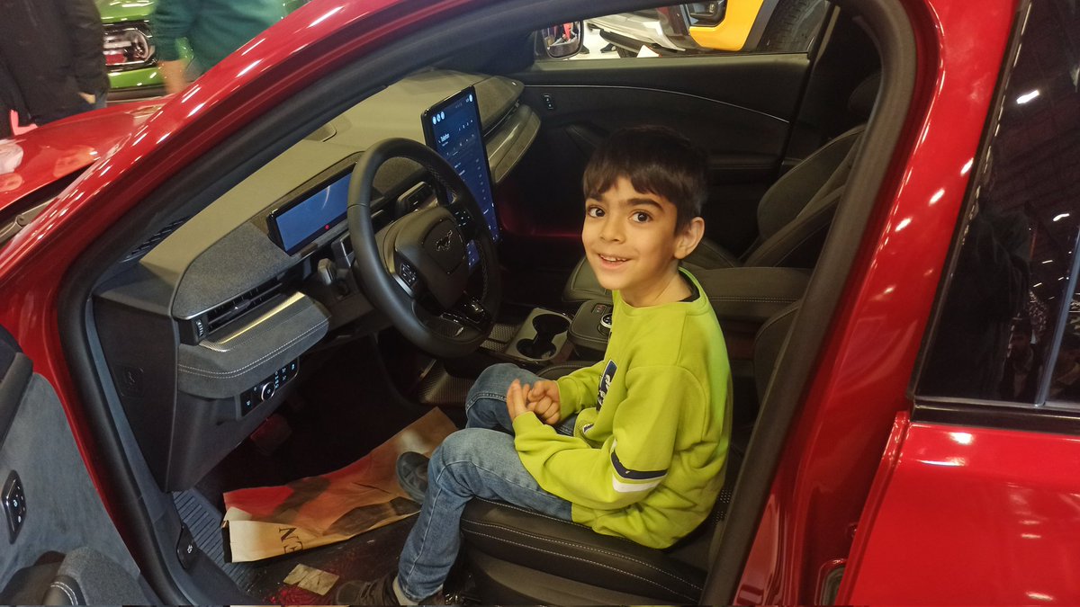 Van'da ilk kez  düzenlenen" AutoVan Otomotiv Fuarı" bence son 10 yılda yapılan en güzel, en başarılı fuar oldu. Yoğunluk, fuar enerjisi, ilgi anlamında gerçekten harikaydı. Böylesi başarılı bir organizasyonu sırtlayan Atlantik Fuar'ı ve Y.K. Başkanı dostum Kadir Yaşar'ı kutlarım.