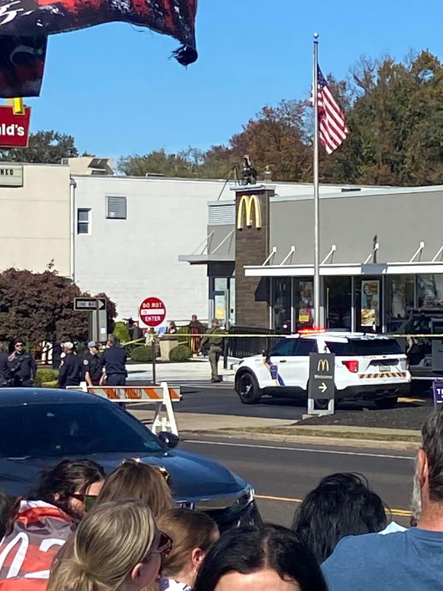 Vicki_Dallas's tweet photo. Authorities were blocking the lot entrance and positioned throughout the perimeter of the area, very few cars able to be seen in the lot https://t.co/PUX4FlxFnI