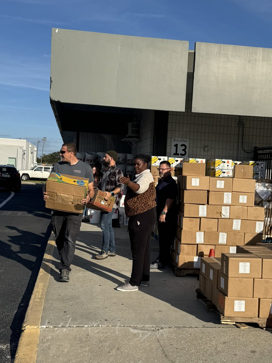 Great Friday afternoon Spiders with Feeding Tampa Bay helping the Town and Country Community! <a href="/HillsboroughSch/">Hillsborough Schools</a> <a href="/SusanLValdesFL/">Susan L. Valdés</a>