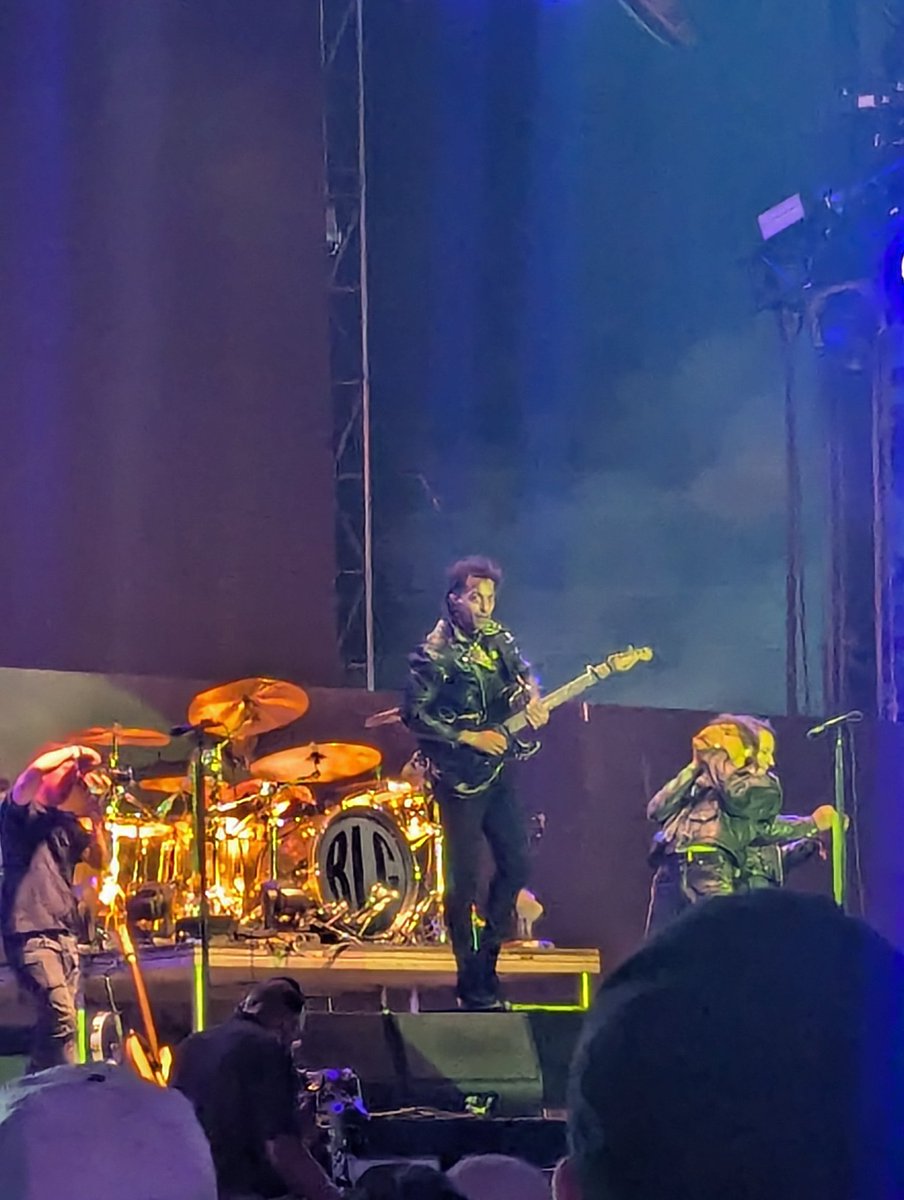 Surprise of surprises, the last min add of #BoysLikeGirls had low-key the best guitar solo of the whole damn day at #WWWY so, ya know, 🤘🤘