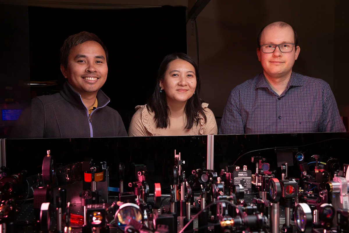 Polariton laser displays surprising spectral purity, could boost precision laser technology to another level. 

Light/matter particles (exciton-polaritons) form a quantum BEC, yielding a surprisingly-pure 'polariton laser'.

More at physics.anu.edu.au/news_events/?N…