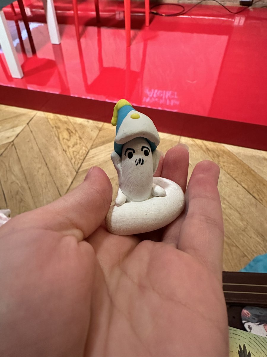 flamebloom_art's tweet photo. Oh my GOSH Kodansha house was amazing!! I met so many kind people and got to give Shirahama-San the brushbug I made for her 😄✨✨ https://t.co/hrVcKIPfZH