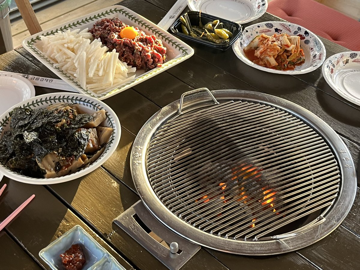 mobydick119's tweet image. 아부지: 바베큐 그릴이 영 불편하네.

나: 뭐가요? 잘만 되는구만.

아부지: 아니, 한 사람은 계속 구워서 날라야 하잖아.

나: 내가 구우면 되지요.

아부지: 그럼 네가 나랑 한잔 못 하잖아... 아, 그걸 만들면 되겠네.

나: 뭘요?

일주일 뒤에 아부지 뵈러 가니 집안에 숯불 들어가는 식탁이…