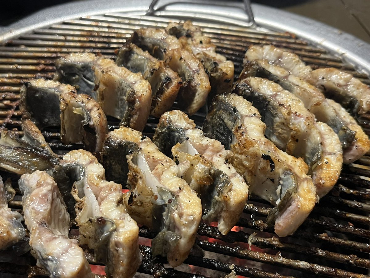 mobydick119's tweet image. 아부지: 바베큐 그릴이 영 불편하네.

나: 뭐가요? 잘만 되는구만.

아부지: 아니, 한 사람은 계속 구워서 날라야 하잖아.

나: 내가 구우면 되지요.

아부지: 그럼 네가 나랑 한잔 못 하잖아... 아, 그걸 만들면 되겠네.

나: 뭘요?

일주일 뒤에 아부지 뵈러 가니 집안에 숯불 들어가는 식탁이…