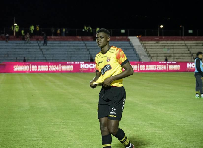 WinStatsEc's tweet image. 📊⚽️🔥 #DatoWinstats |  El partido de Alex Rangel en el triunfo de #BarcelonaSC ante #Emelec en el #ClasicoDelAstillero:

🔸1⃣Gol
🔸1°en duelos aéreos ganados (6)
🔸1°en despejes (5) 
🔸1°en duelos totales ganados (10)
🔸1°en pases largos completos (5)