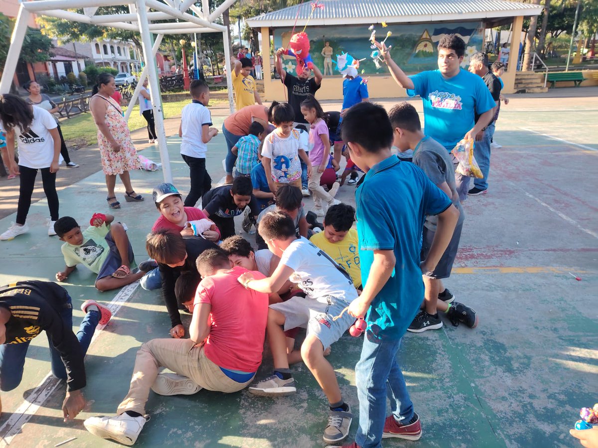 AdelanteSiempr_'s tweet photo. Alegre quiebre de piñatas 🎉 y concurso de traca traca para celebrar a los mimados de la revolución en el municipio de #Diria. Las familias disfrutaron de una tarde llena de alegría y tradición.  

#OctubreVictorioso https://t.co/0klQwKAwYM
