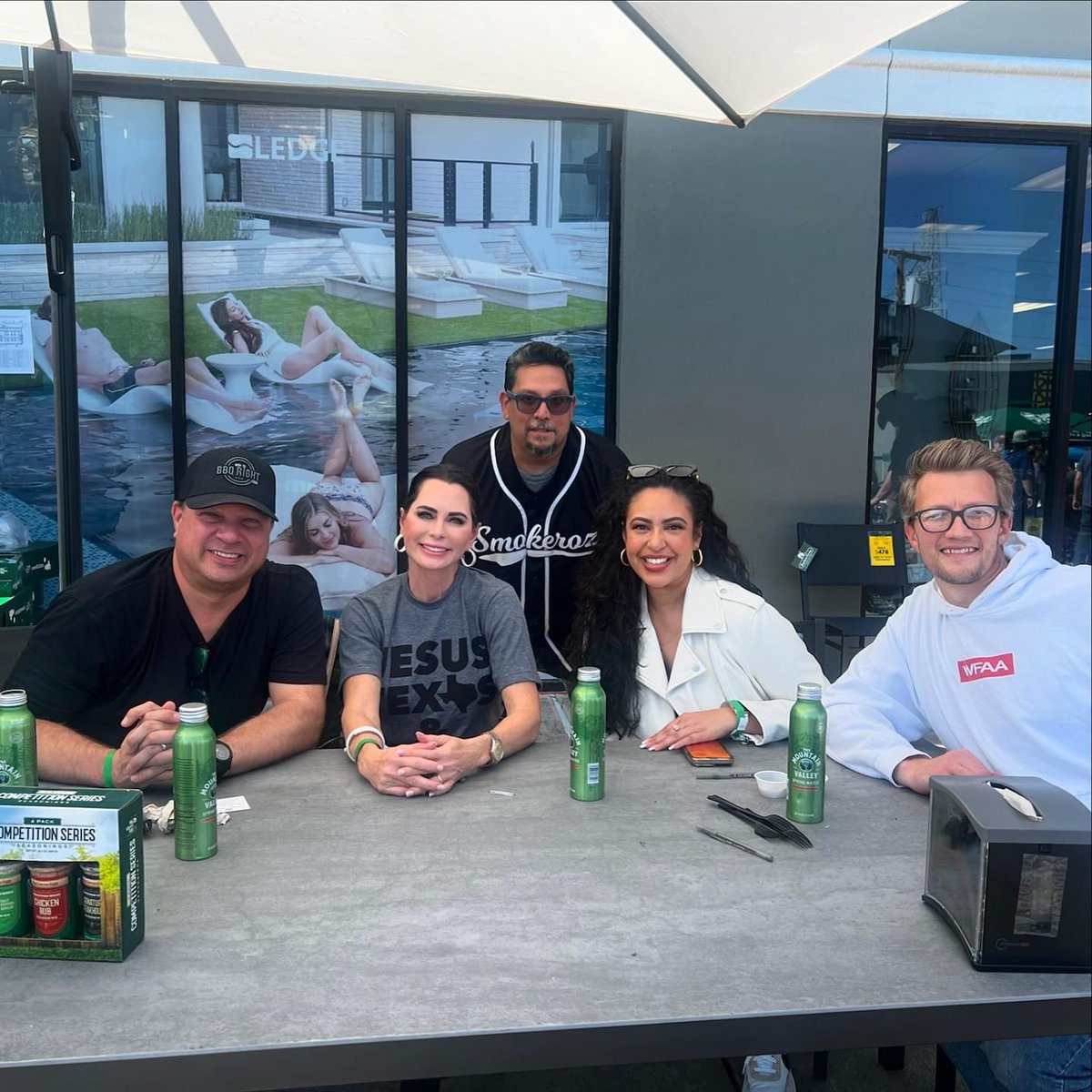 dandrasimmons's tweet photo. Back on my BBQ judging grind! 🤠 @BigGreenEgg 

#texas #bbq #foodjudge https://t.co/RDFnnVADot
