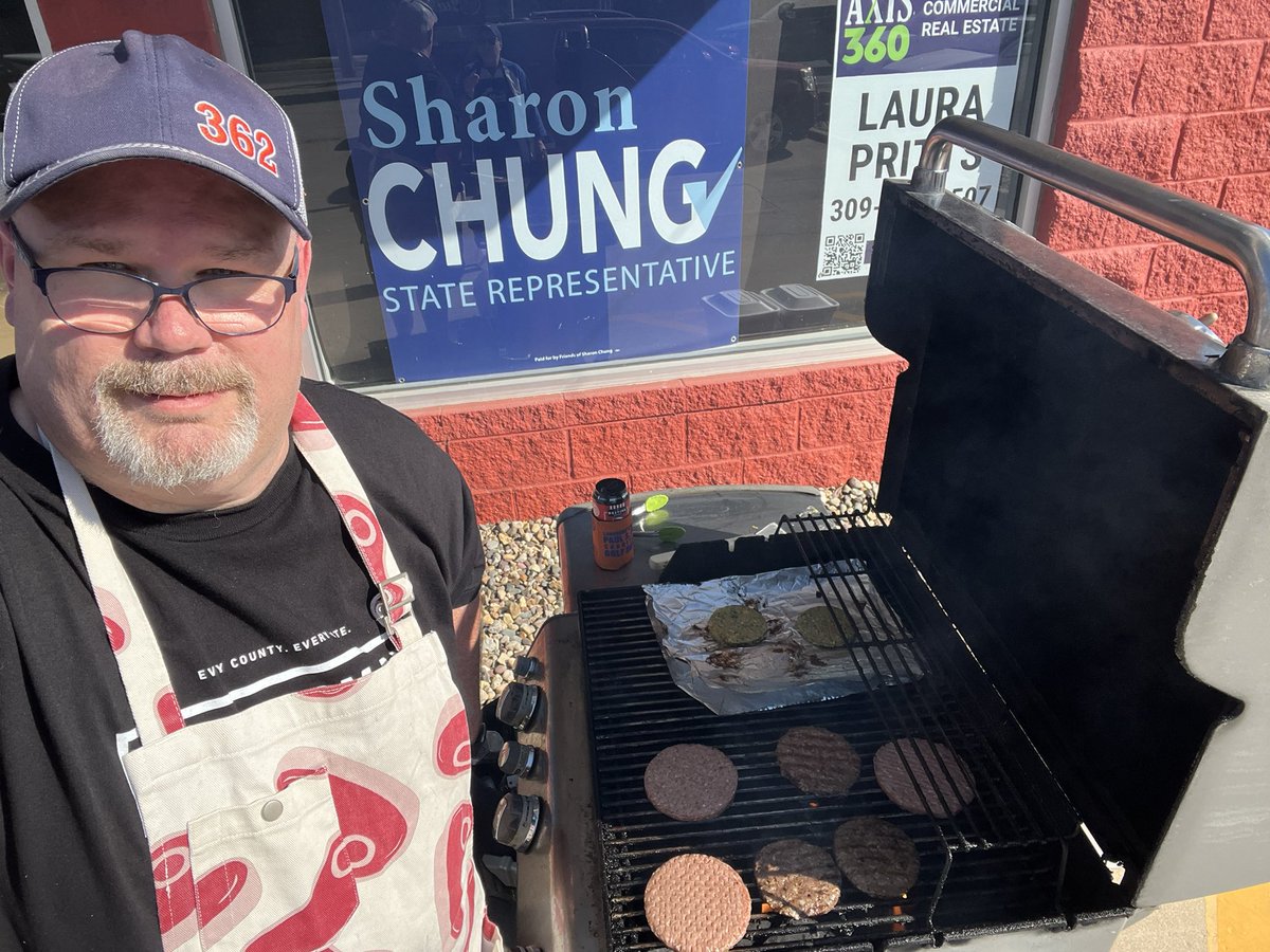 FriendsofRogal's tweet image. You have to feed the Army!  People on the street need respect and a good meal!  Getting the job done in McLean County. #TeamChung #TeamKoehler #TeamDuffy #TeamRogal 🌊🌊🌊