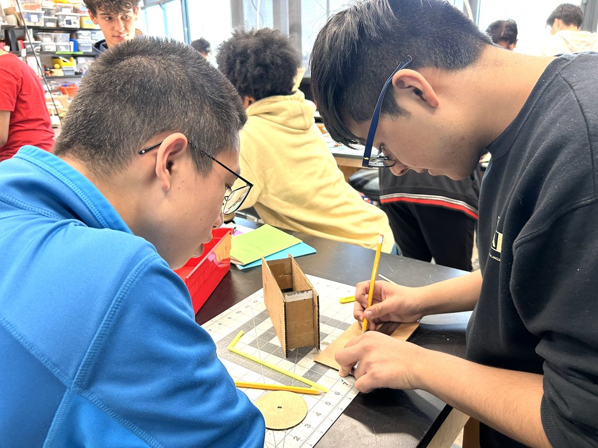 cusummerstem's tweet photo. 🚀 STEM Saturdays update! We’re thrilled to feature George Hofstetter (@ghtechinc), a trailblazer in tech who developed the app to address police brutality. On Day 2, students designed their own crank systems using everyday materials to explore motion and creativity. https://t.co/fUHrOjls3G