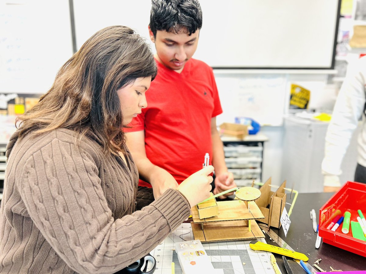 cusummerstem's tweet photo. 🚀 STEM Saturdays update! We’re thrilled to feature George Hofstetter (@ghtechinc), a trailblazer in tech who developed the app to address police brutality. On Day 2, students designed their own crank systems using everyday materials to explore motion and creativity. https://t.co/fUHrOjls3G