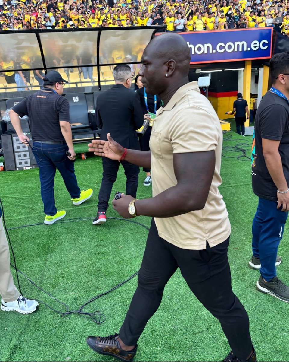 ciyiei's tweet photo. A lo importante chat.

Cuanto valia el outfit de Segundo Alejandro Castillo

Camisa gucci marfil 2,000$
Reloj rolex master li bañado en oro 4,500$
Pantalon balenciaga negro 2,000$
Tenis lv trainer maxi de louis vuitton 5,500$

Total: 14,000$ https://t.co/Zm0D8ihjMY