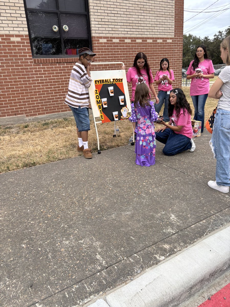 Friday was too fun!! We loved helping out at Galm’s trunk or treat 🤩