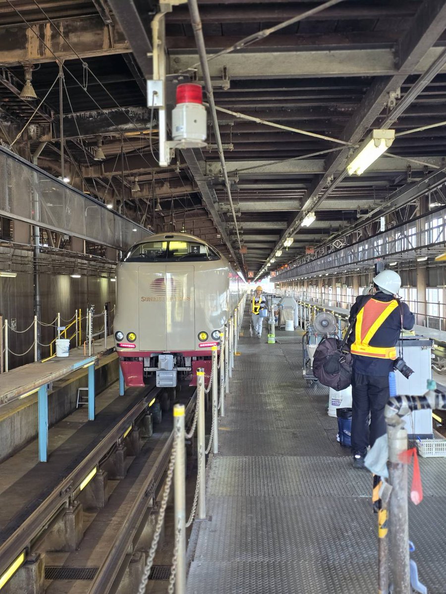 jrw_c_maintec's tweet photo. サンライズ出雲のベッドメイキングや清掃を担当する出雲事業所が本日発売の鉄道ダイヤ情報12月号に登場します！プロのこだわりや作業への想いを感じていただける内容です。是非お手に取ってサンライズ清掃へのこだわりを感じてみてください。

＃中メン
＃鉄道ダイヤ情報
＃サンライズ出雲 https://t.co/b2sKG3BwW8