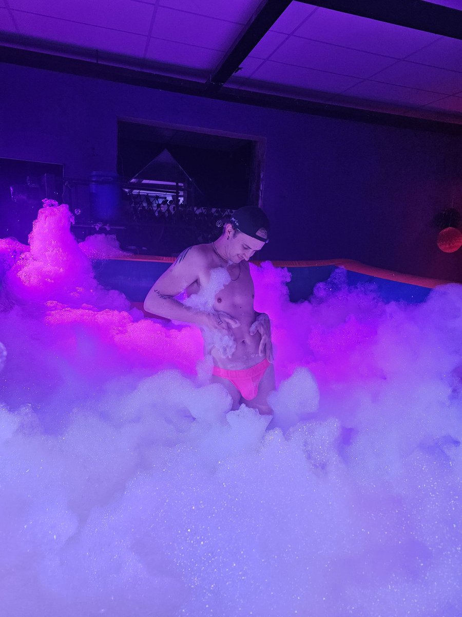 mrgray_X's tweet photo. How about some of that foam tho
.
.
#abs #gay #club #bar #nightlife #night #model #guy #boy #BOYNEXTDOOR https://t.co/OrPDhmXEgT