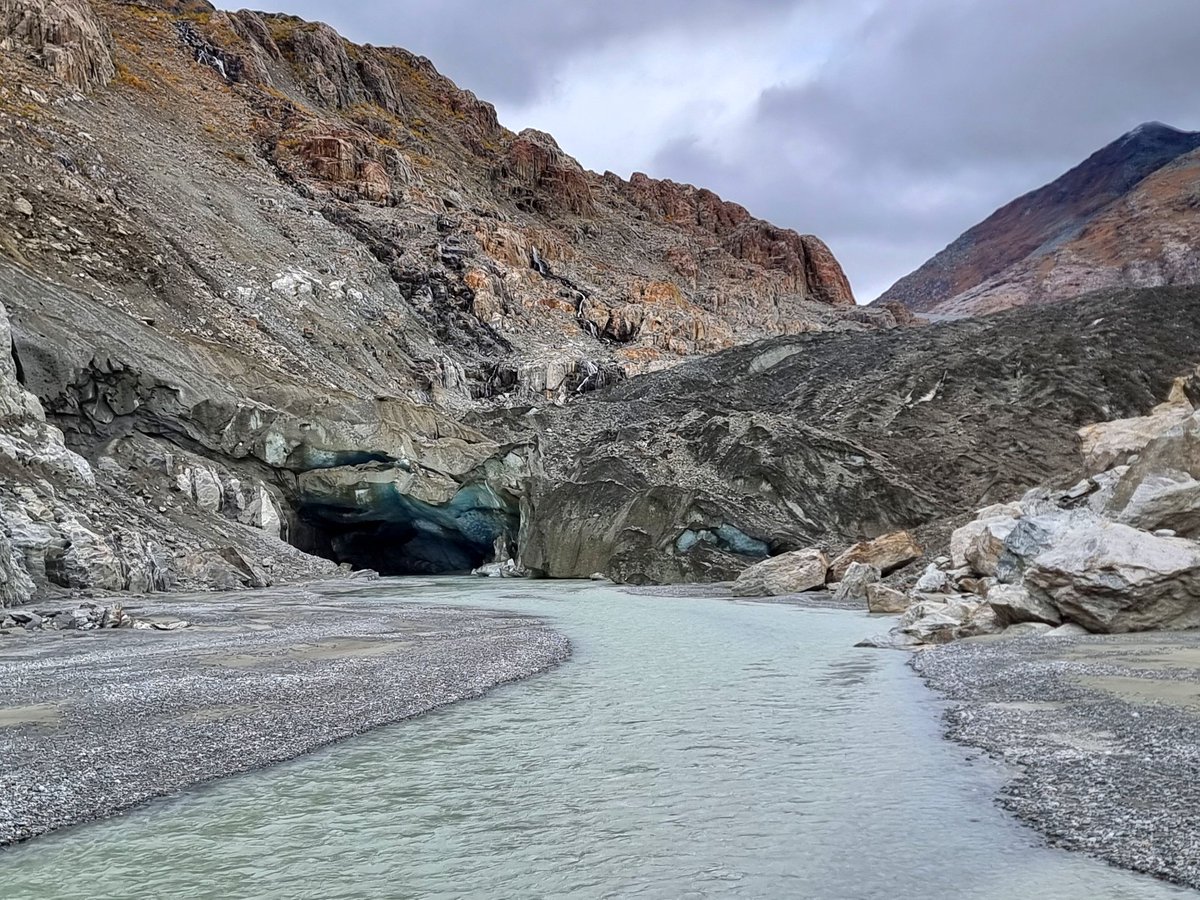 This is what the front of the largest ice mass in the Alps looks like! 😭

During last years it was buried below debris of the Moosfluh landslide (R), but not anymore.
Now a large floodplain has taken over! 🌊