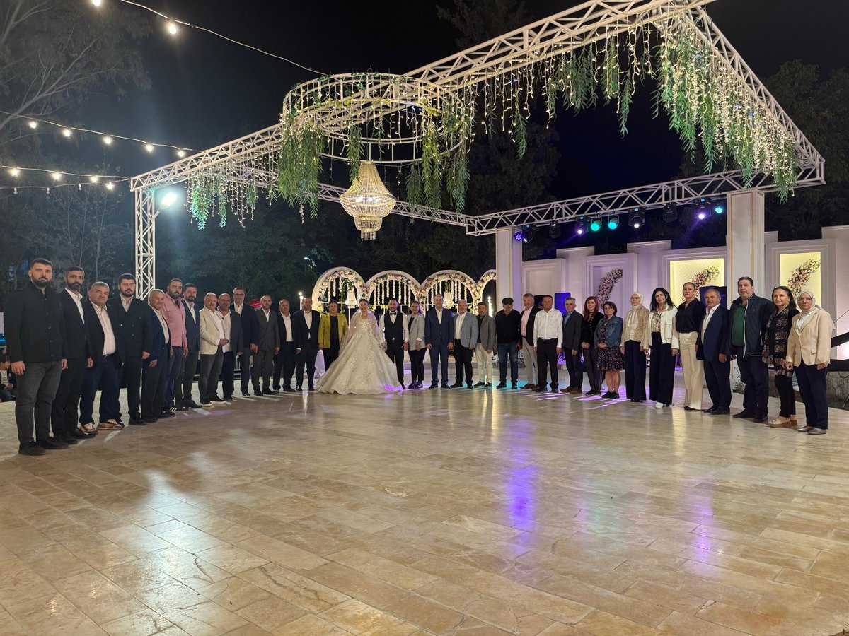 KonyaaltAk's tweet photo. İlçe Başkanımız Tayfun Bayar yönetim kurulu üyelerimiz Kadın Kolları Başkanımız ve yönetimi Meclis Üyelerimiz katılımıyla  Yönetim Kurulu Üyemiz Osman Kıllar’ın oğlu Muhammet Ali&amp;Dilek çiftinin düğün merasimine katılım sağladılar.
@alicetin_07 
@TayfunBayar7 https://t.co/kTfE4wQi51