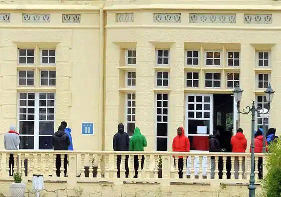 🔴 Los de la izquierda son españoles y les arrasó su vivienda un volcán: muchos viven en contenedores de barco acondicionados 

🔴 Los de la derecha son ilegales y llegaron en un barco de una ONG o Salvamento Marítimo: muchos viven en hoteles top a gastos pagados 

España, 2024