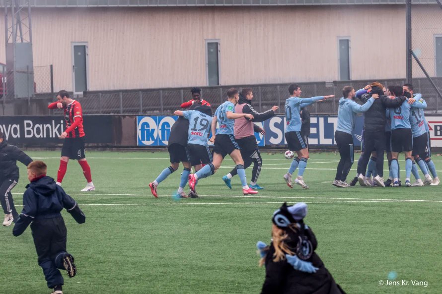 Vikingur_arg's tweet photo. ¡VIKINGUR CAMPEÓN! 👏👏🏆

El Víkingur Gøta se consagró este Domingo a falta de una Jornada como el nuevo campeón de Islas Feroés con su igualdad 1:1 ante HB Tórshavn.

Este es el tercer título de campeón de las Islas Feroés del Víkingur, que ya lo ganó en 2016 y 2017.

💙💙 https://t.co/Sf5IEflhIH